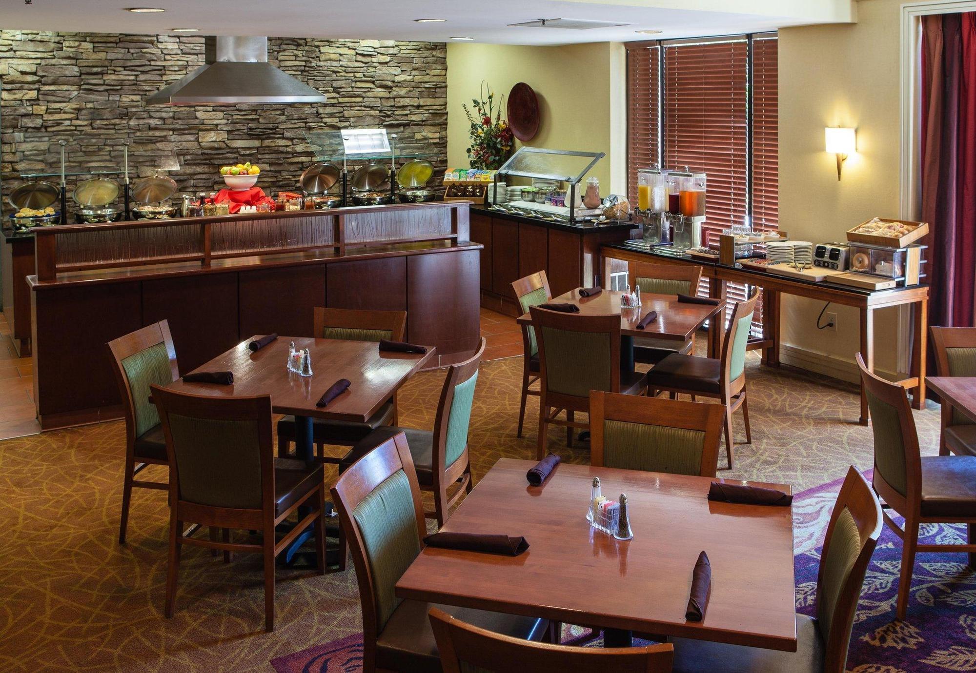 Doubletree By Hilton Atlanta Airport Hotel College Park Buitenkant foto